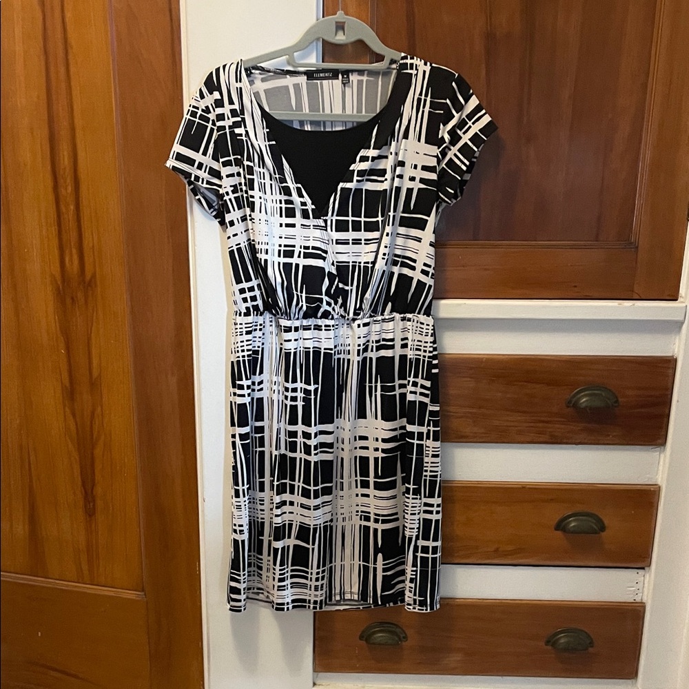 Elementz Black and White Geometric Midi Dress
Size Medium smoke free home